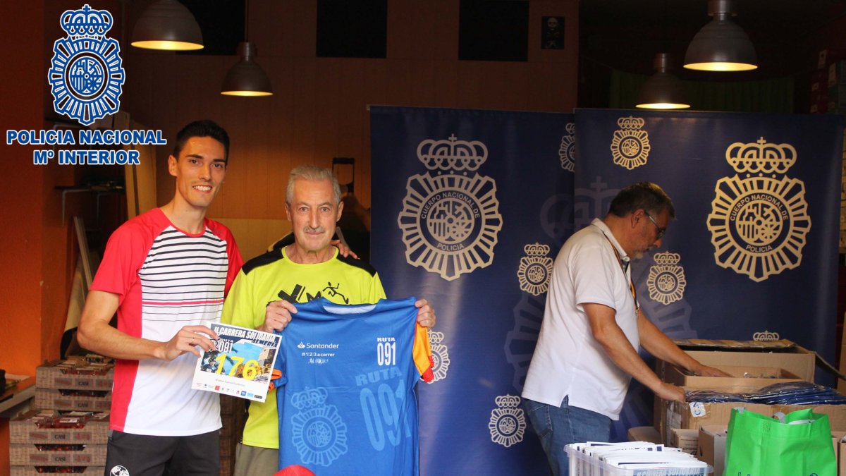 Reparto de camisetas, dorsales y bolsa.