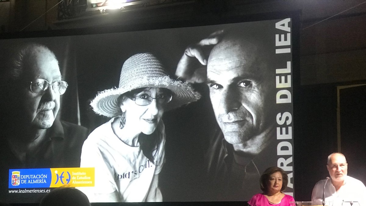 Los presentadores del homenaje, con los poetas al fondo