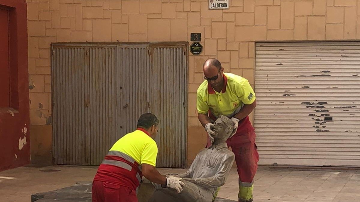 Retirada de la Estatua del Emigrante.