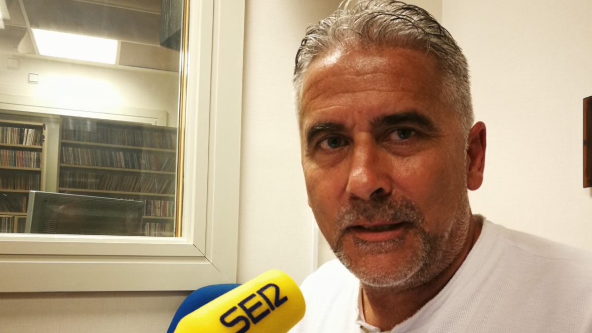 Pepe Morales comentando el partido en la Cadena SER.