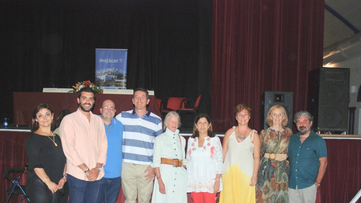 Autoridades junto a algunos de los interventores en la presentación de los resultados de la campaña. La voz