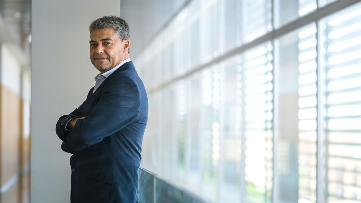 El rector de la Universidad de Almería posa para Juan Sánchez en uno de los pasillos del Rectorado