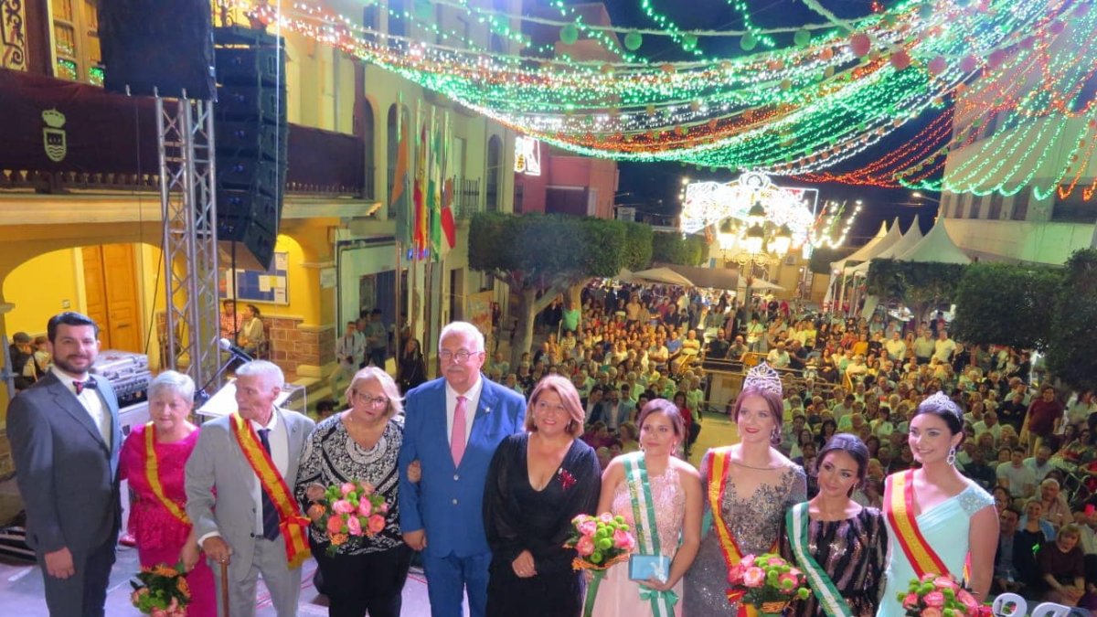La alcaldesa y el pregonero junto a la Reina de las Fiestas y homenajeados.