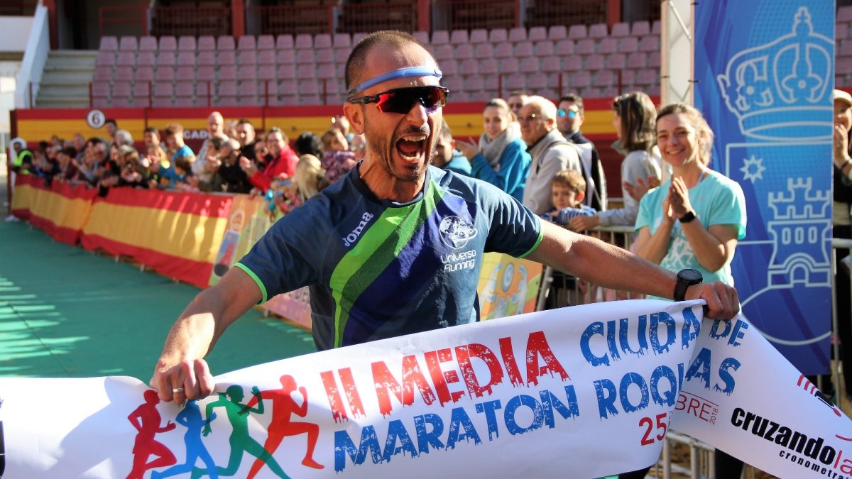 El ganador de la pasada edición entrando a meta.