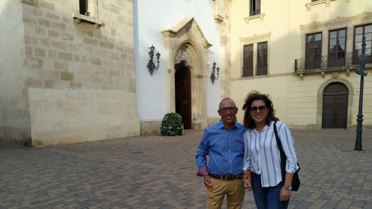 Enrique Marín y María del Mar Marín en la Plaza Virgen del Mar