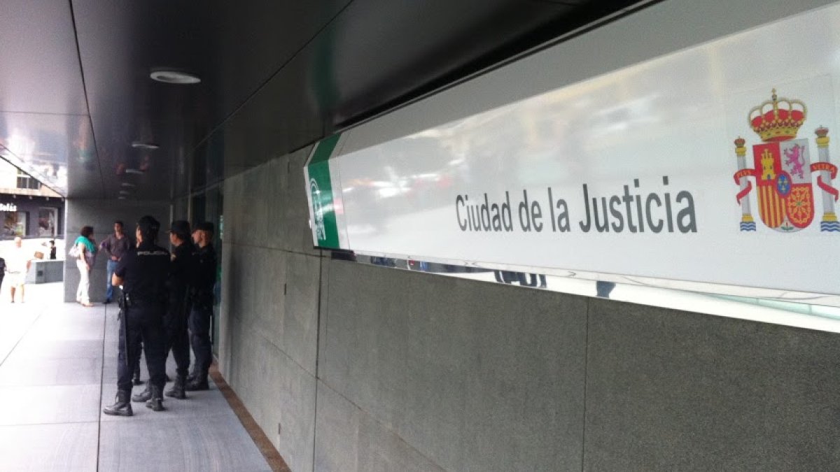 Policías custodian la entrada a la Ciudad de la Justicia.