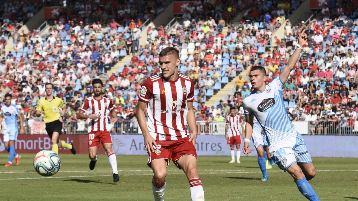 Yanis Rahmani en una jugada con Nikola Maras.