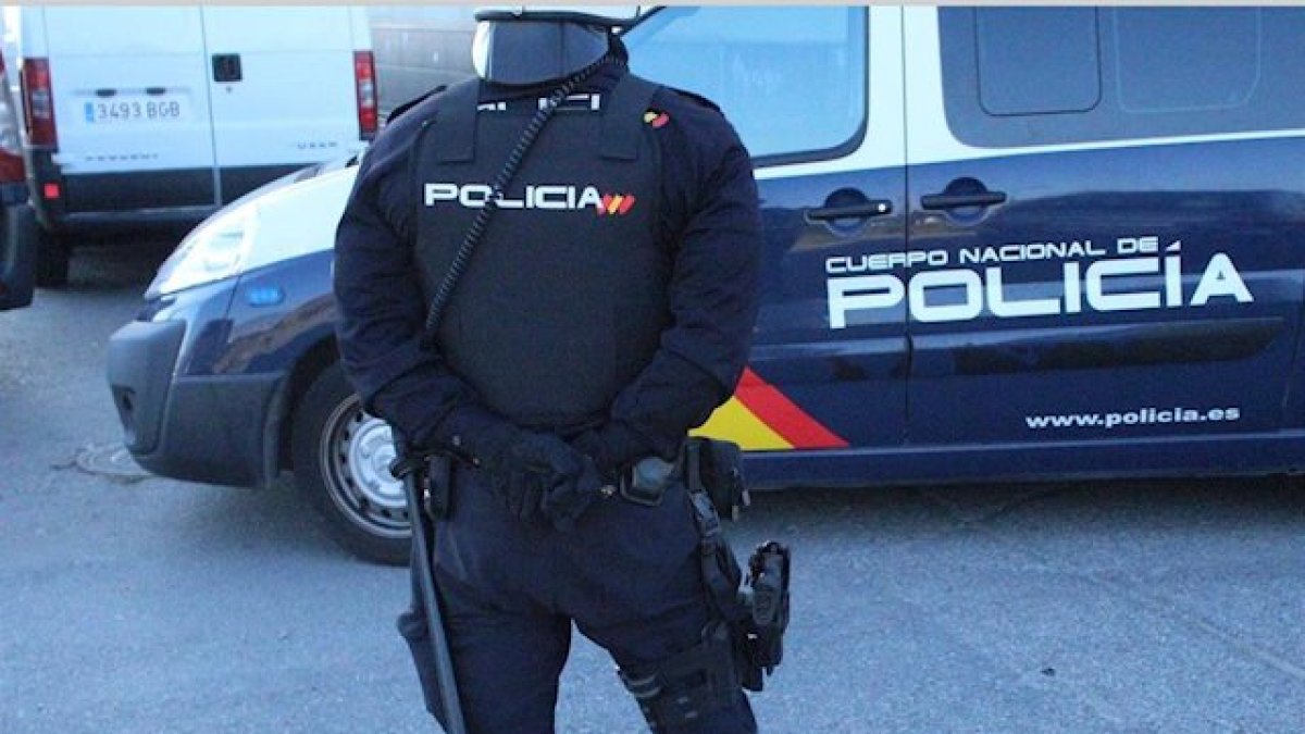 La Policía investiga el crimen en la calle Alcor.