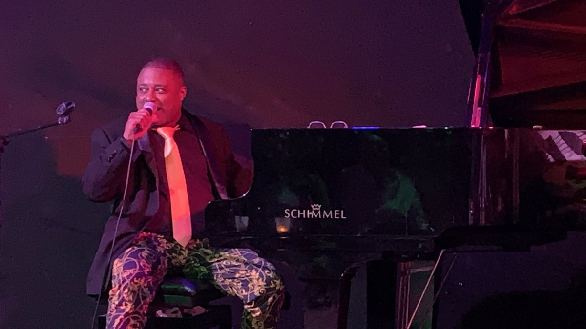 Caramelo hablando con el público, que ovacionó en pie este concierto, foto de Guadalupe Bascuñana.