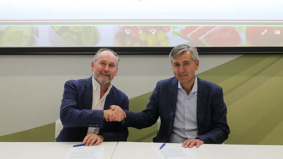 Momento de la formalización del convenio de colaboración.