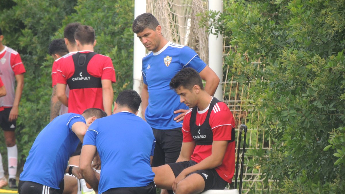 César de la Hoz, siendo atendido en la banda.