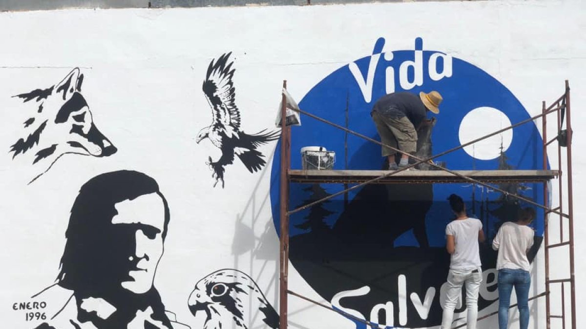 Trabajos para recuperar el mural situado en Almanzora.
