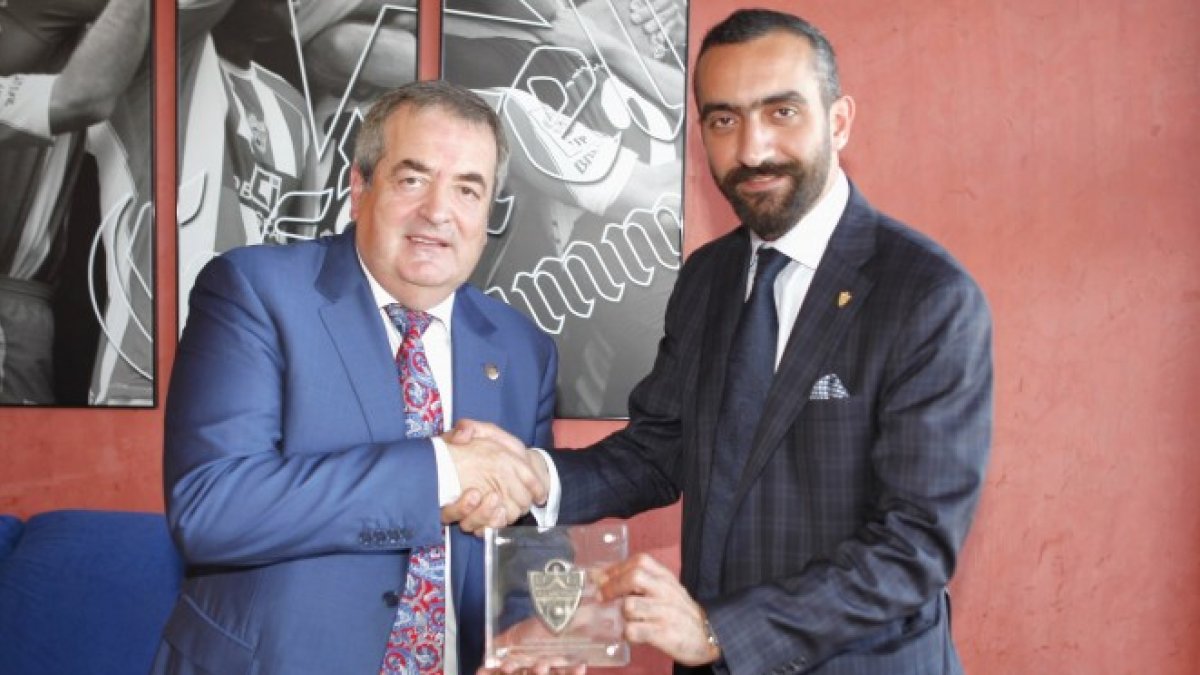 Mohamed El Assy entrega la distinción al presidente del CD Lugo, Constantino Saqués.