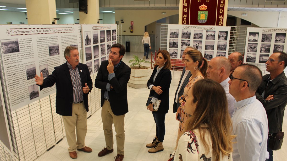 Paco Espinosa, presidente de Athenaa explicando detalles de la muestra.