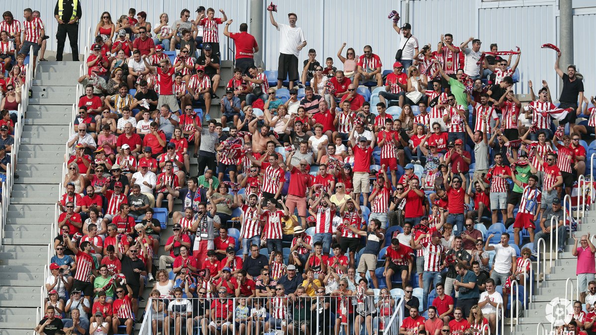 Los seguidores del Almería en La Rosaleda de Málaga.