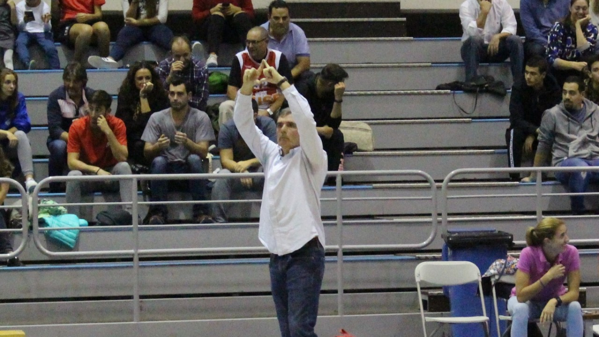 Paco Rueda dirigiendo a las almerienses en el Moisés Ruiz.