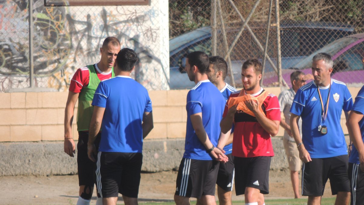 Petrovic hablando con el doctor Diego Maziel.