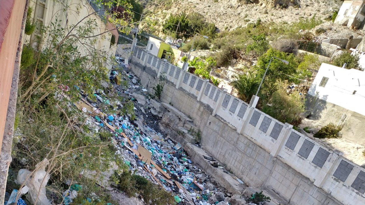 Basuras acumuladas en el cauce del Barranco del Caballar