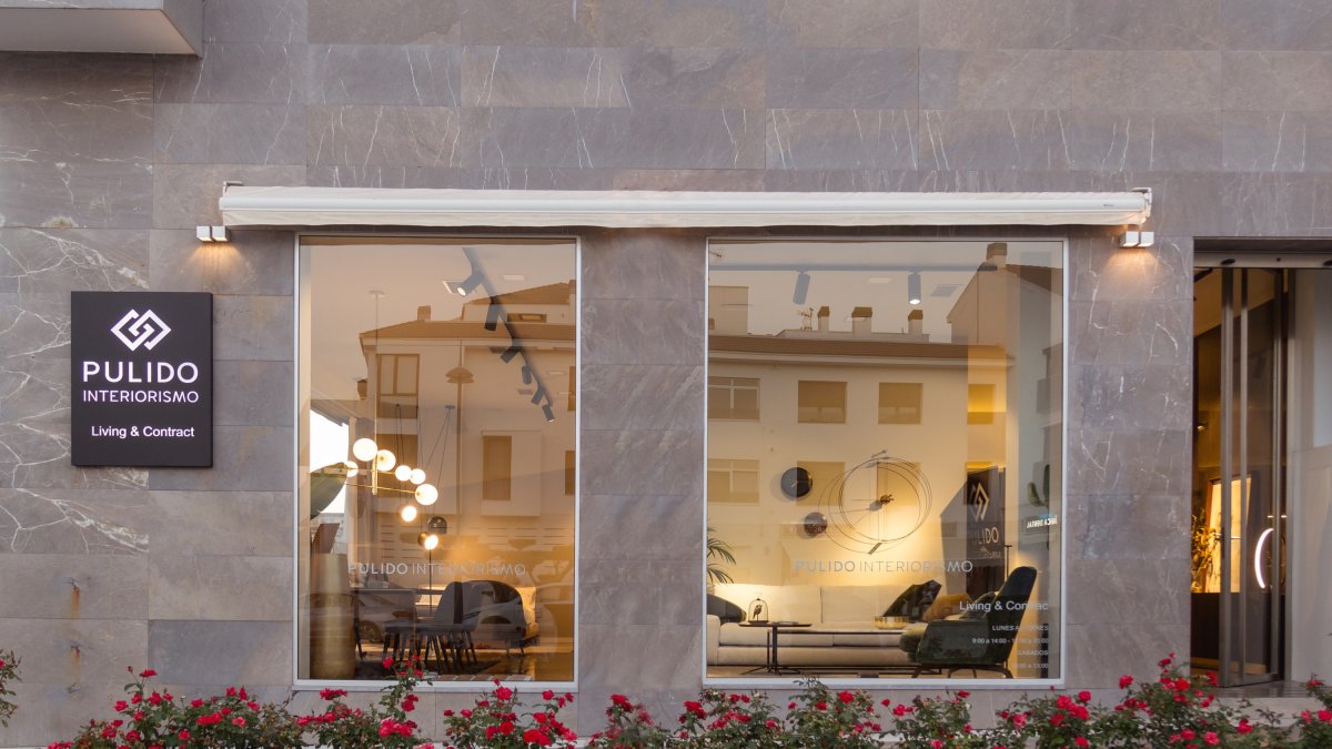 Fachada de las instalaciones de Pulido Interiorismo, en Huércal-Overa.