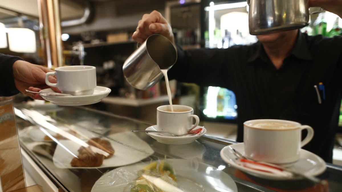 Se buscan camareros para trabajar en la Navidad.