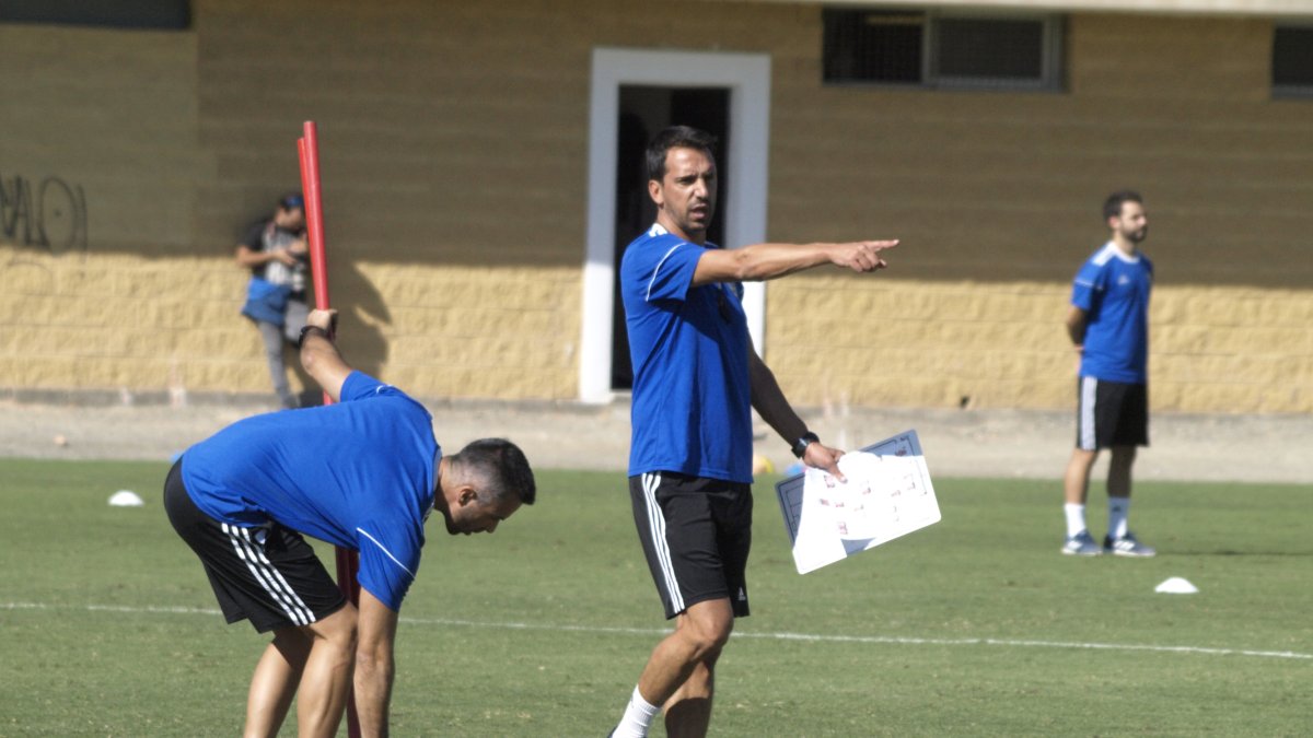 Nandinho en su primer entrenamiento con el Almería B.