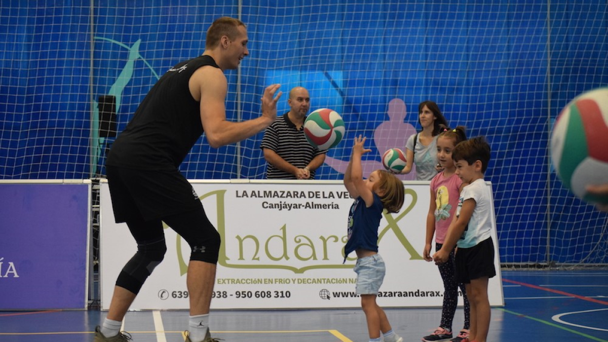 El jugador ruso jugando con los niños.