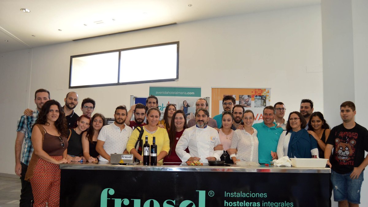 Tony García, en el centro, con asistentes al showcooking.