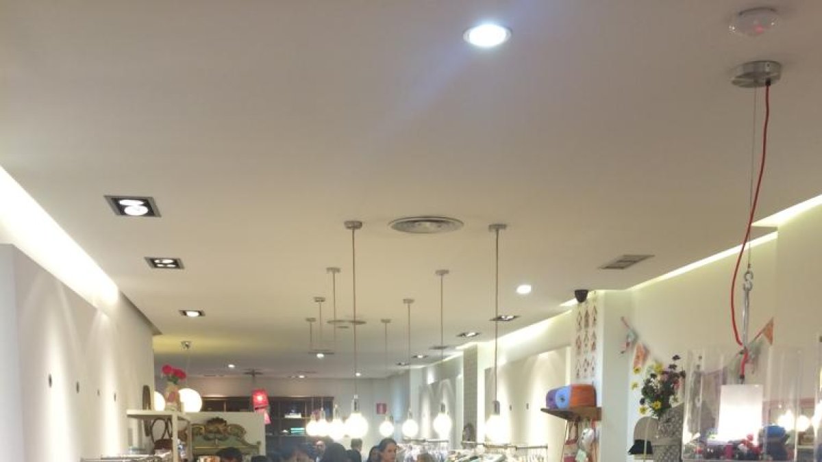 La tienda de Dolores Promesas de Almería en una de las actividades que organizan.