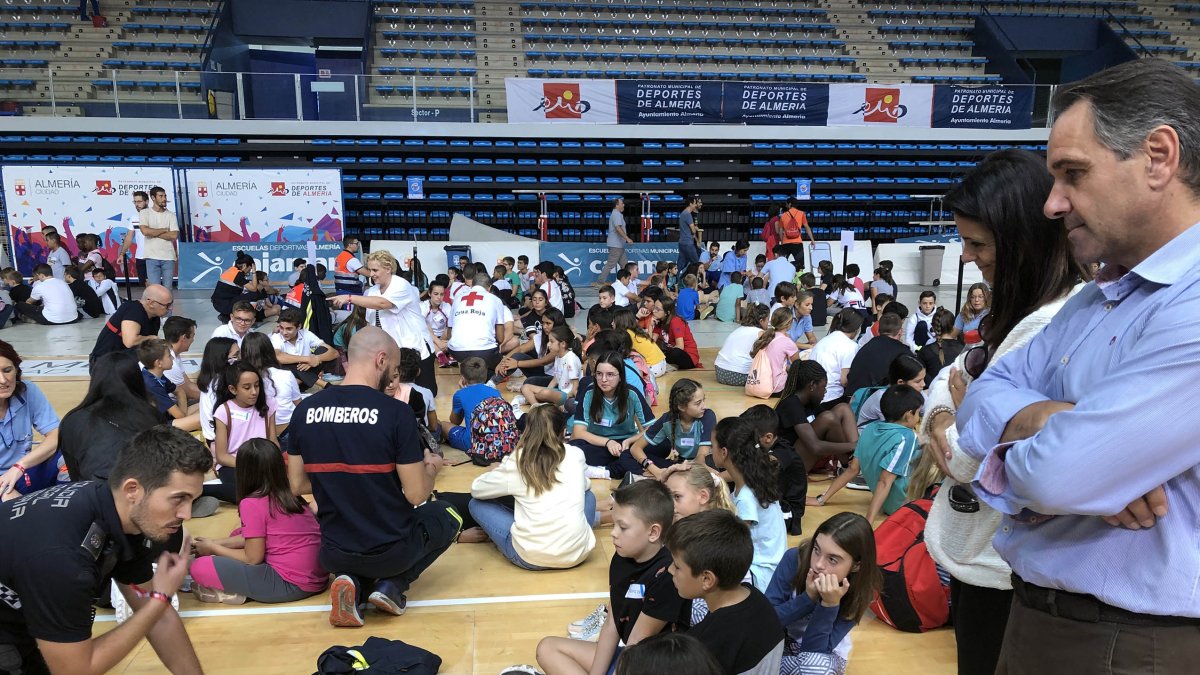 Los pequeños protagonistas, entretenidos con la información que cuentan los profesionales