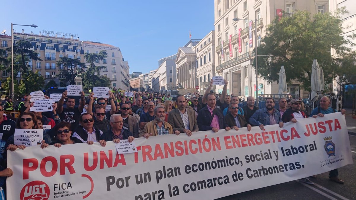Cabecera de la manifestació de este miércoles en Madrid, con el alcalde de Carboneras en el centro.