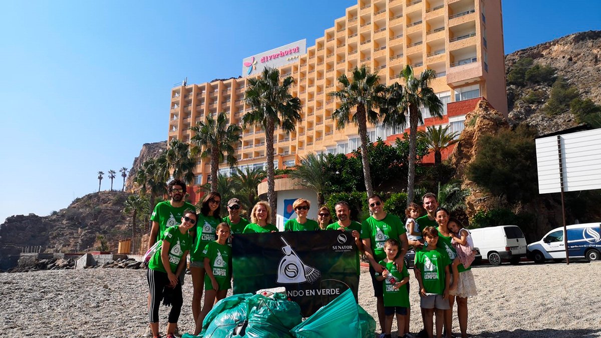 Recogida de residuos por parte de voluntarios de Senator Hotels&Resorts
