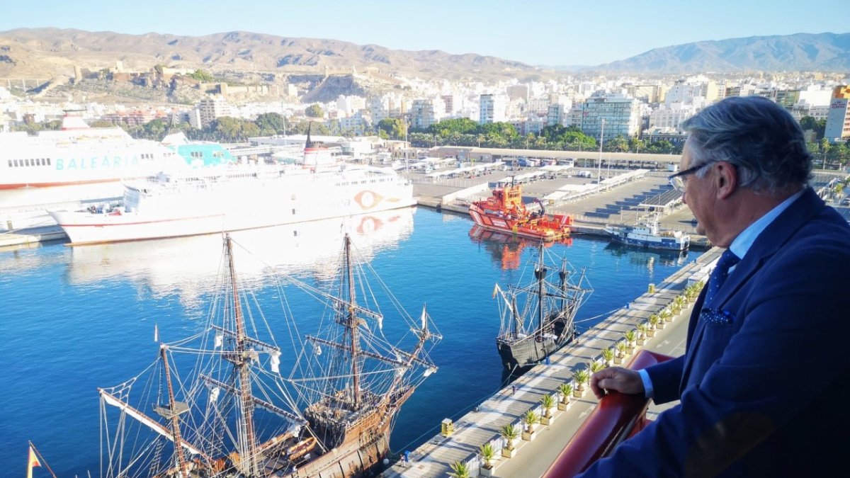 El presidente de la Autoridad Portuaria, Jesús Caicedo, ha seguido la entrada de los barcos al Puerto de Almería.