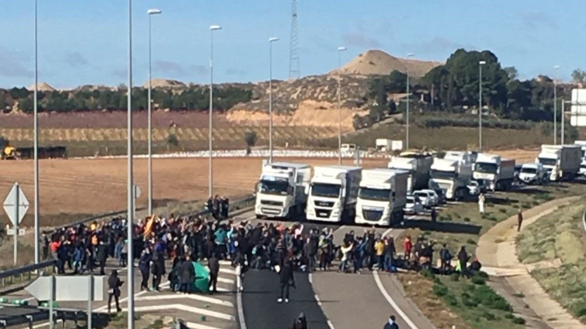 Los bloqueos en Cataluña mantienen a camiones parados.