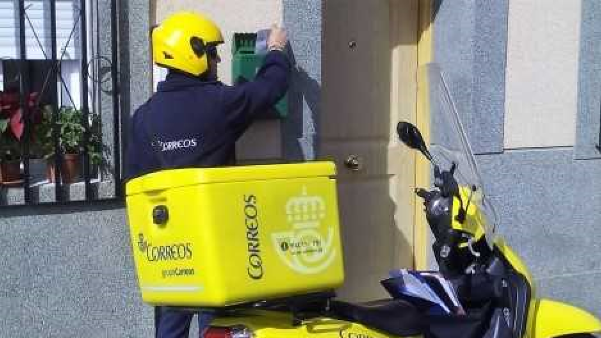 Un cartero de Correos en Almería.