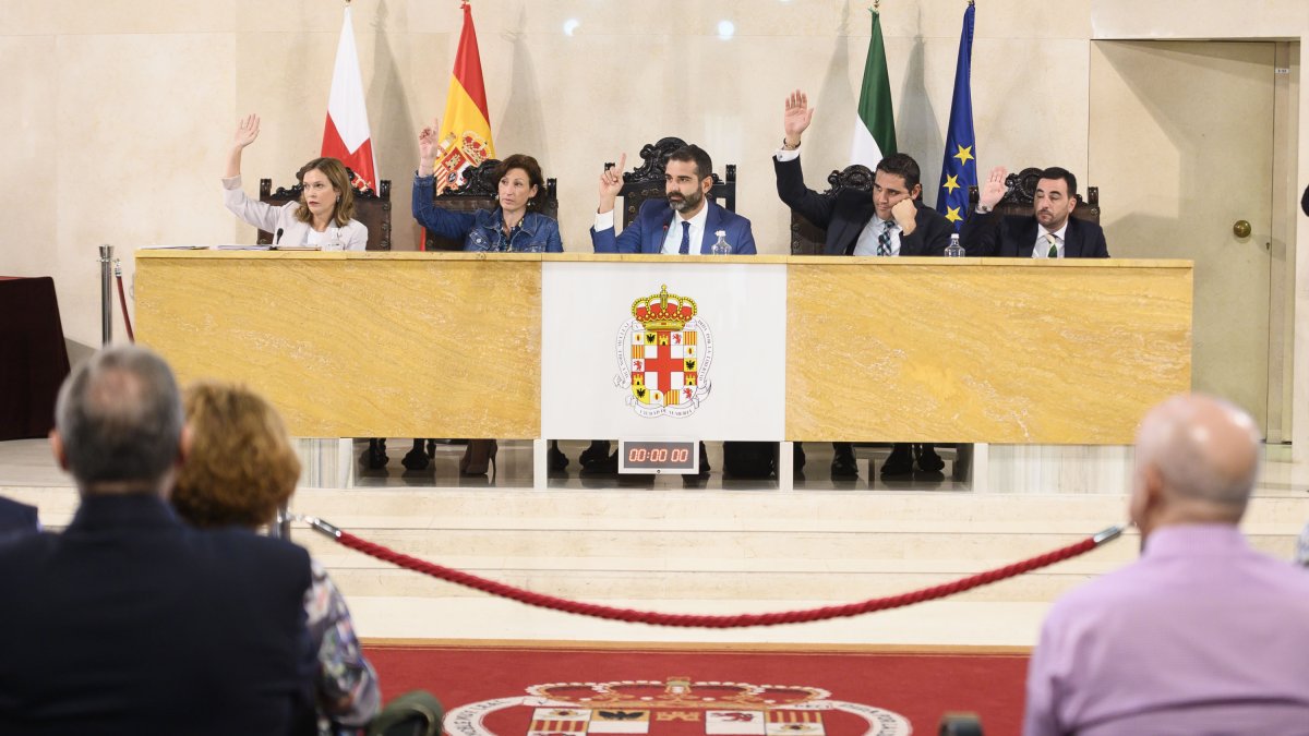 Mesa presidencial del plenario durante una de las votaciones.