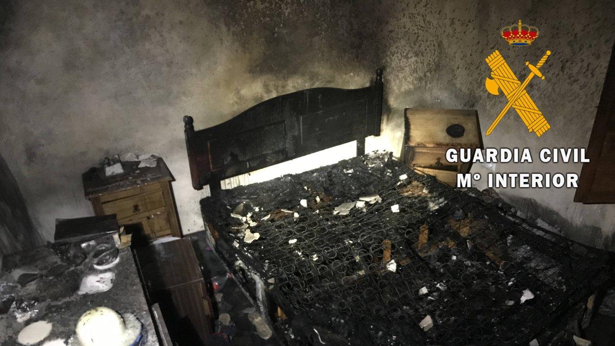 Estado en que quedó la habitación incendiada de la vivienda
