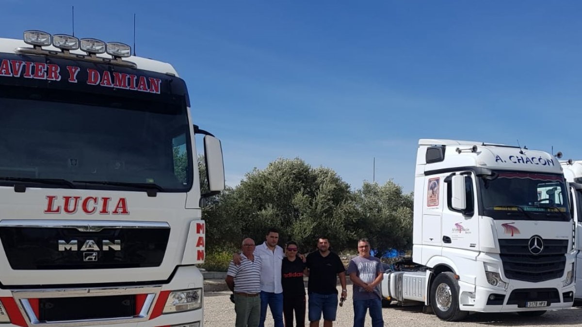 Los organizadores en el recinto donde tendrá lugar la concentración hoy.
