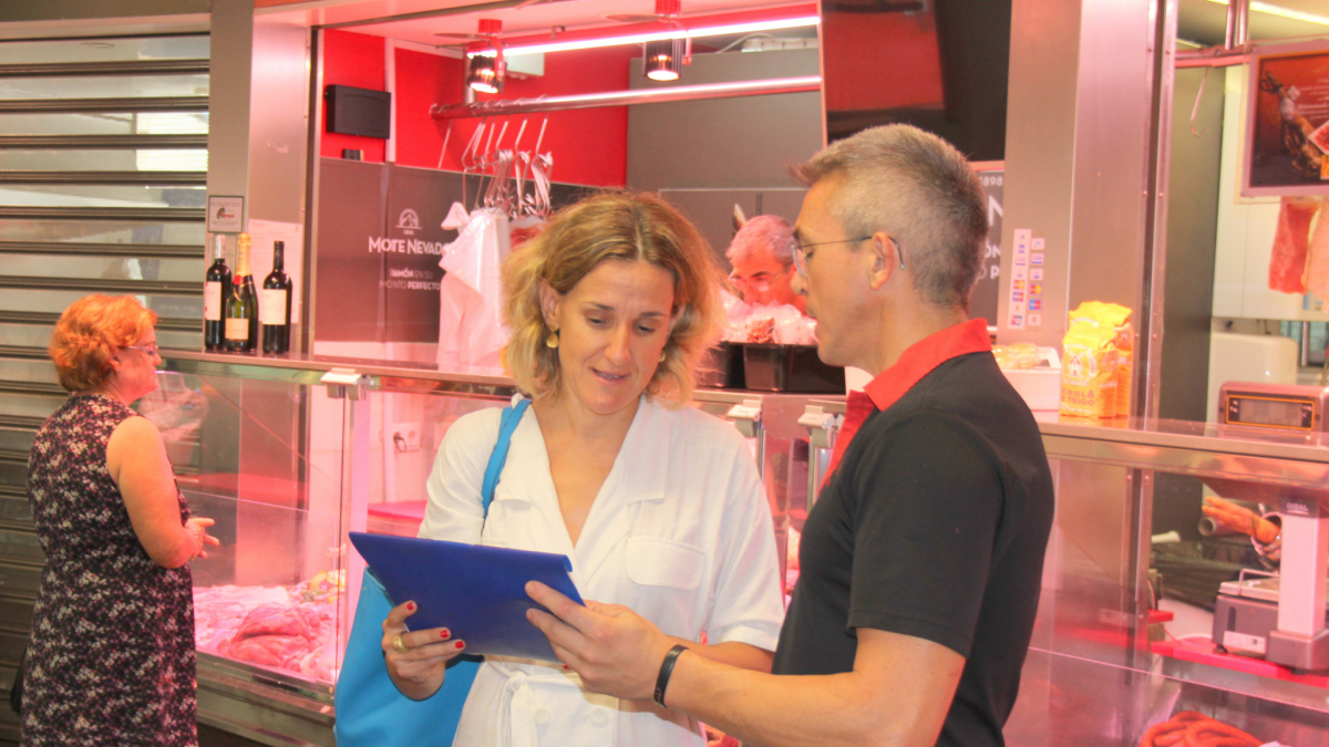 Montserrat Cervantes en su visita al Mercado de Abastos.