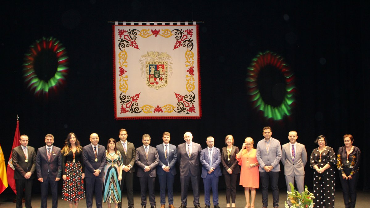 Foto de familia tras finalizar los actos en el Teatro Villa de Huércal-Overa.
