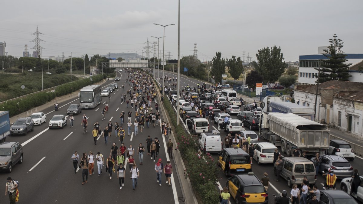 Corte de carretera en una vía de acceso a la frontera francesa