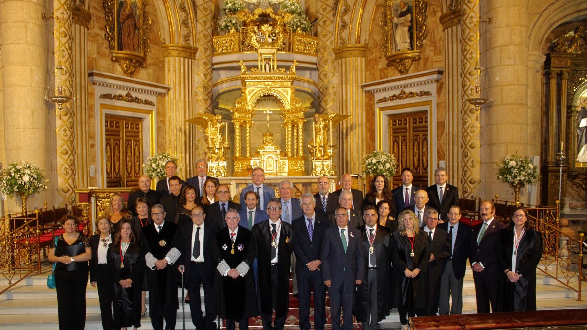 Asistentes a la celebración de la misa con el decano del Colegio de Abogados a la cabeza.