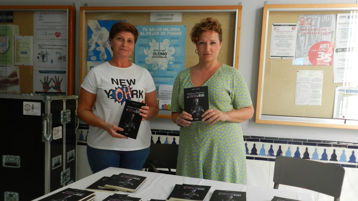 Juani Segura, portada del libro, posa junto a otra compañera durante la presentación del libro.
