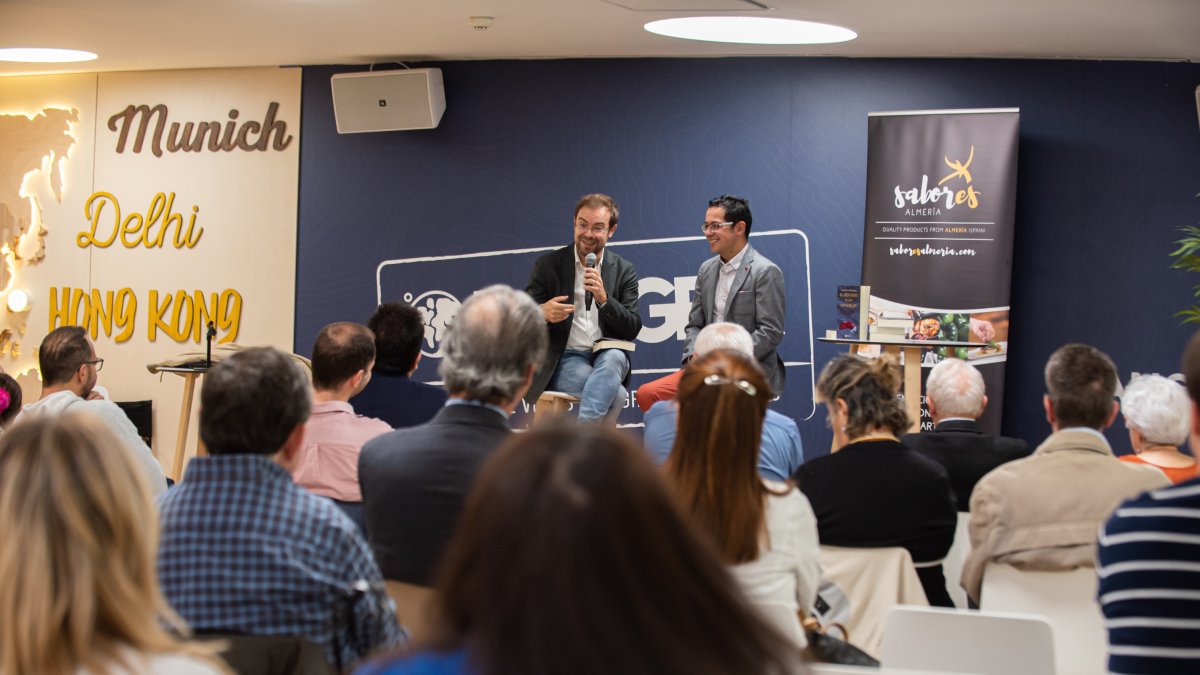 El director de Círculo Rojo, Alberto Cerezuela junto al escritor Javier Sierra en la presentación de la novela negra “El Refugio de los Invisibles