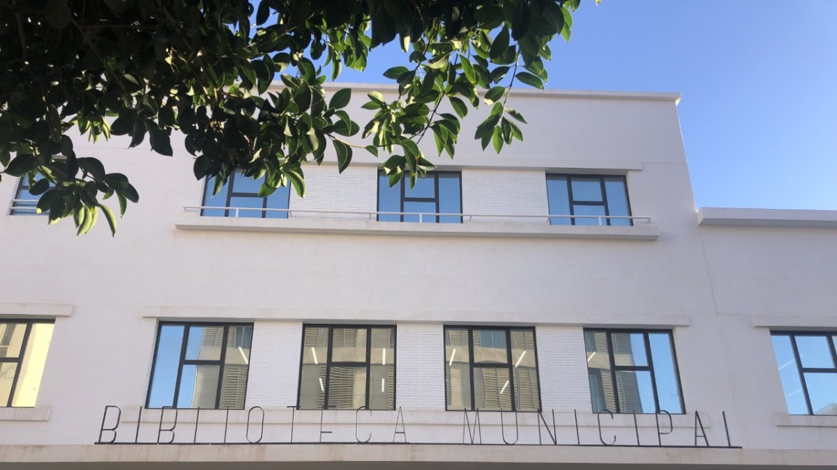 Fachada de la Biblioteca Central José María Artero.