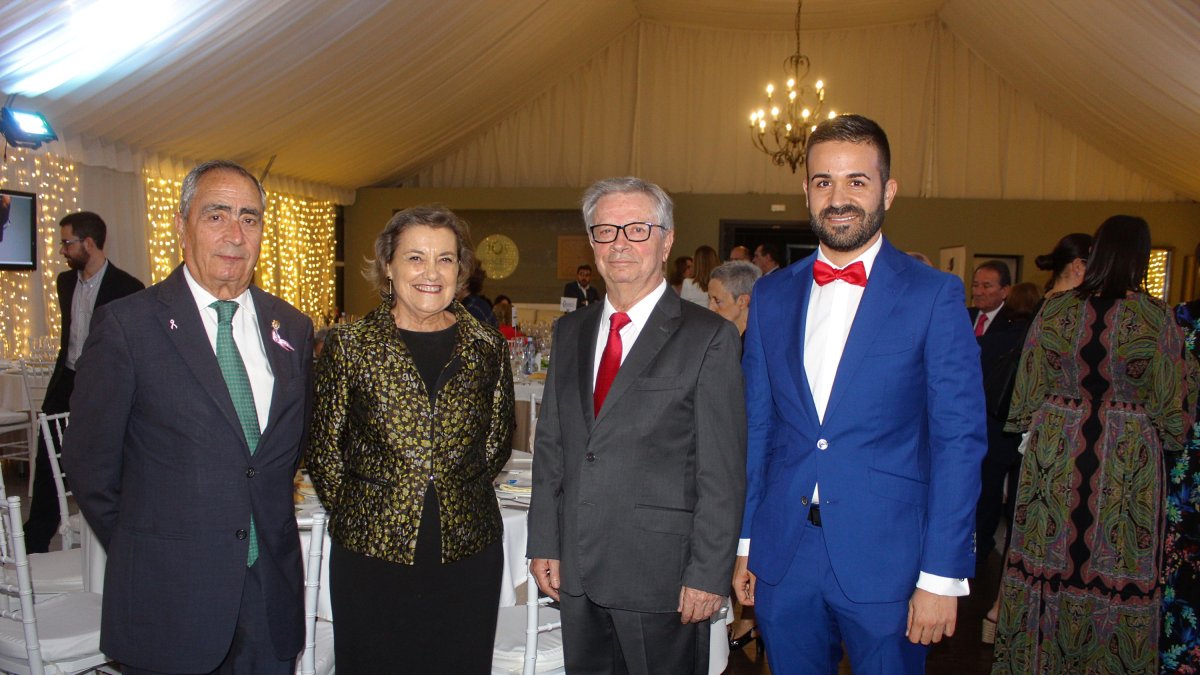 El presidente de la AECC y su esposa junto a Antonio Pérez y su hijo, Víctor.
