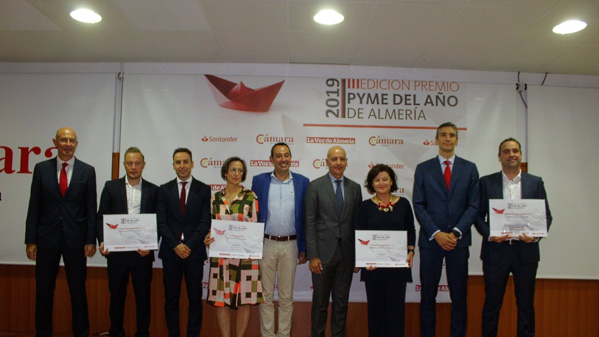 Galardonados con el presidente de la Cámara, Banco Santander y La Voz.