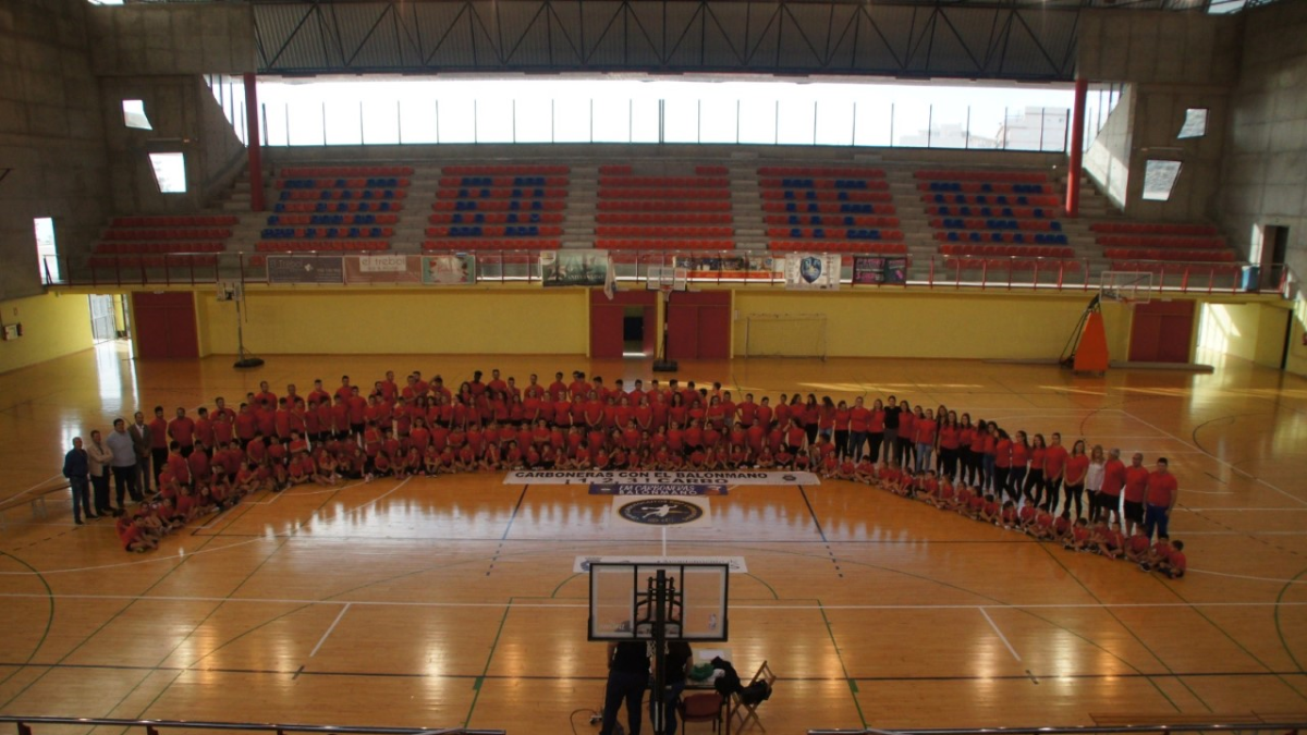 Los alumnos de la Escuela en el centro de la pista.