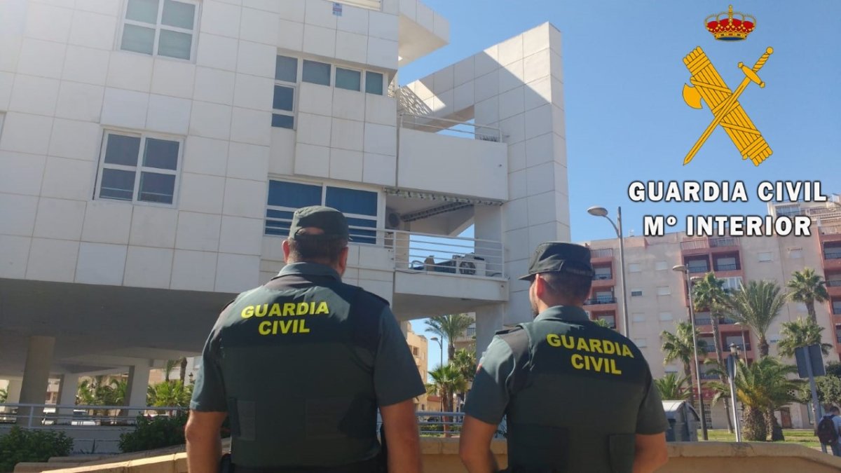 Los agentes accedieron a la vivienda a través de unas escaleras.