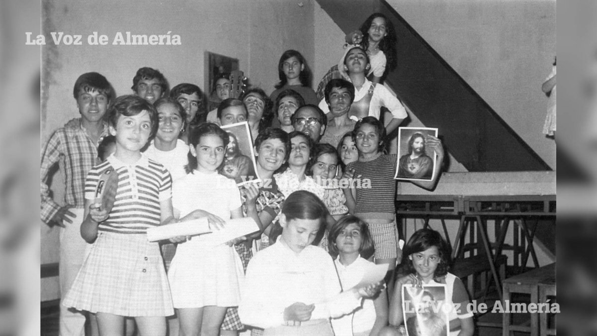 El cura Melchor Alegre, de la iglesia de San Antón, con un grupo de jóvenes con el que llegó a organizar un coro y un equipo de teatro.