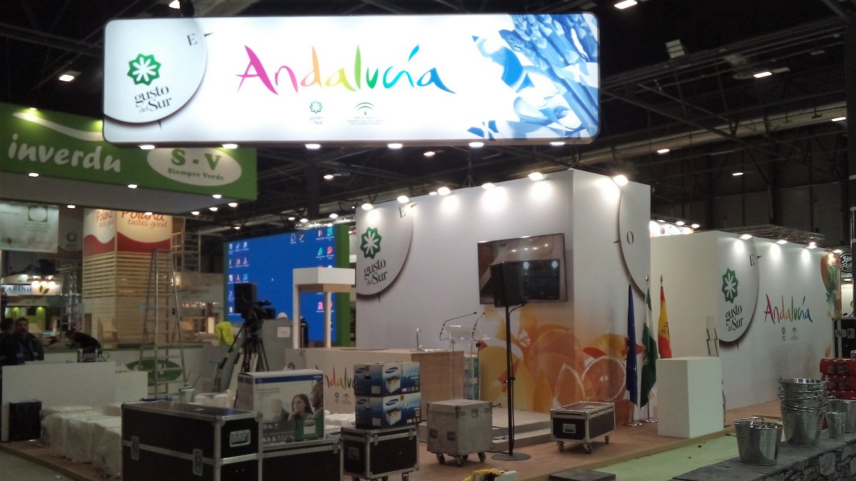Montaje del stand de ‘Gusto del Sur’, de la Consejería de Agricultura de la Junta.